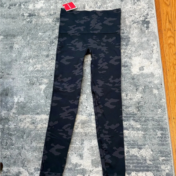 NWT $68! SPANX Look at me now Leggings SZ Medium, Black Camo - Picture 3 of 6